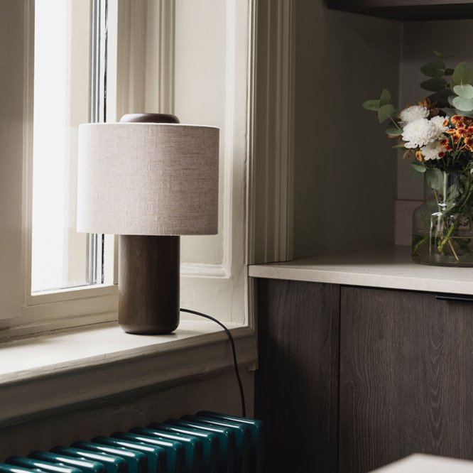 Lampa stołowa dark japandi drewniana Bosco z kremowym abażurem lnianym 02